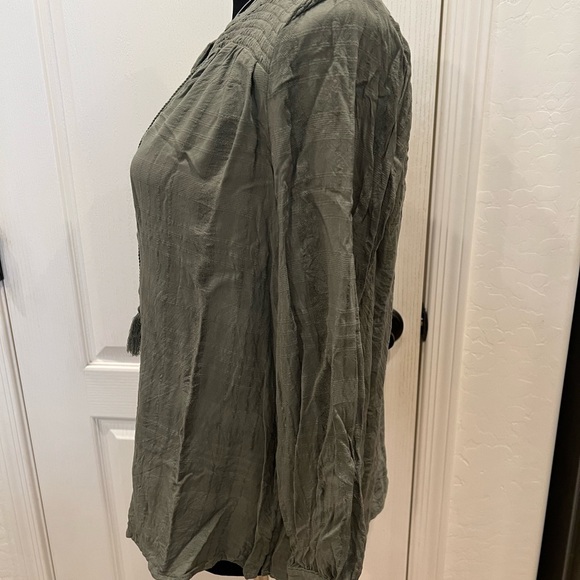 Old Navy rayon blouse Size Medium - Picture 4 of 7